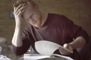 Als Simon (Peter Plaugborg) zum ersten Mal Hollys Aufsatz liest, kann er nicht fassen, dass seine Stieftochter ihn beschuldigt, ihr Gewalt angetan zu haben.