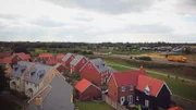 Tom und Anna sind frisch verheiratet und suchen nach vier Jahren Fernbeziehung ihr erstes eigenes Zuhause in England. Doch sie müssen noch viel übereinander lernen. Anna verlässt für die Liebe North Carolina und sehnt sich nach einem Haus in der Nähe der Innenstadt an einem Ort mit historischem Charme.