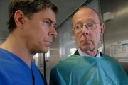 Kinderarzt Dr. Christoph Lentz macht sich große Sorgen um seinen Patienten Benny.