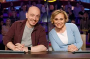 Rateteam-Kapitän Bernhard Hoëcker (l.) und die Journalistin und Tagesthemen-Moderatorin Caren Miosga (r.) bilden ein Rateteam.