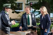 Hubert (Christian Tramitz, Mitte), Staller (Helmfried von Lüttichau, links) und Barbara (Monika Guber) bewirten die Gäste mit Grillfleisch.