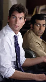 Spricht der angebliche Mörder die Wahrheit oder leidet er an einem schweren Trauma? Woody (Jerry O'Connell, l.) und Bug (Ravi Kapoor) ermitteln in einem rätselhaften Fall.