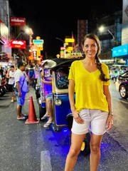 Bunt, freundlich und brechend voll! Bangkok ist die meistbesuchte Stadt der Welt. Wie lebt es sich in dem ganzen Gewusel? Was macht die Stadt so anziehend? Elena Bruhn begibt sich auf Spurensuche in der thailändischen Megacity. +++ Die Verwendung des sendungsbezogenen Materials ist nur mit dem Hinweis und Verlinkung auf RTL+ gestattet. +++