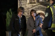 Greg (Richard Davis, l.); Lauren (Katherine Parkinson, r.)