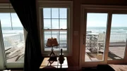 Susan und Bob bereiten gerade ihren Umzug vor. Das Ehepaar will seine Heimatstadt Allen in Texas verlassen, um nach Topsail Island in North Carolina zu gehen und dort ihr Traumhaus am Wasser zu kaufen. Mit von der Partie sind ihre drei Söhne, die sich schon darauf freuen, täglich im Meer zu schwimmen, mit dem Boot rauszufahren oder Surfen zu gehen. Das Wunschobjekt der Familie hat vier Schlafzimmer, ein offenes Wohnkonzept und darf maximal 800.000 Dollar kosten. Außerdem soll es schlüsselfertig sein, so dass keine Renovierungsarbeiten den Inseltraum trüben.