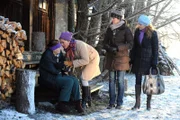 Annalena, Trixi und Uschi gelingt es gemeinsam, Frau Wiese wiederzufinden. Von links: Frau Wiese (Brigitte Helmer), Trixi Preissinger (Doreen Dietel), Annalena Brunner (Heidrun Gärtner) und Uschi Guggenmoser (Silke Popp).