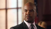 Ein Mann wurde verprügelt und mit einem seltsamen Schriftzug auf der Brust gebrandmarkt. Was weiss Jeremy Swift (David Alan Grier) darüber?