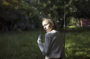Holly (Flora Ofelia Hofmann Lindahl) leidet darunter, dass ihr nur wenige Glauben schenken.