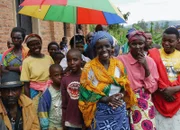 Kapstadt - Bewohnerinnen und Bewohner eines Bauerndorfs in Ruanda