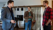 Die Kommissare  Hansen (Igor Jefti?, l.) und Kaya (Baran Hęvî, M.) befragen den Assistenten des Opfers, Gabriel Schneider (Stefan Mascheck, r.), zum Streit zwischen seinem Chef und einem Kunden.