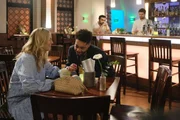 Baris (Metehan Demiröz, hinten 2.v.r.) erträgt die innige Vertrautheit zwischen Cecilia (Carina Koller) und Theo (Julius Dombrink, 2.v.l.) nicht. Rechts hinten Paco (Milos Vukovic)