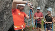 Der Guide Hans Honold erklärt die Sicherheitsgurte