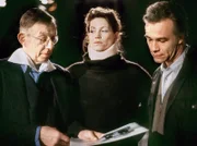 00 Uhr. Prof. Koning (Hark Bohm,l) und Museumsleiterin Anne Klee (Sabine Vitua) können Kommissar Max Ballauf (KLaus J. Behrendt, re) bei den Ermittlungen nicht helfen.