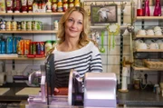 Barbara (Monika Gruber) ist glücklich mit ihrem neuen Job.