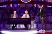 Moderator Kai Pflaume (r.) mit Rateteam-Kapitän Bernhard Hoëcker (l.) und der Komikerin und Schauspielerin Cordula Stratmann (M.).
