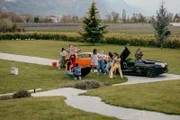 Tschugger Staffel 1 Regie: David Constantin und Leandro Russo Produktion: Shining Film AG Kamera: Rafael Kistler Drehbuch: Johannes Bachmann, Arnold B. Bucher, David Constantin, Rafael Kistler, Leandro Russo, Mats Frey Folge 5 Hauptmotiv 4 Dreharbeiten zu Valeries Hiphop-Video auf dem Grundstück von Fricker: Annalena Miano als Valmira, Olivier Imboden als Fricker, Statisten.