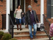 Jackson Galaxy and Elaine transporting Twinkle.
