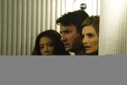 Castle (Nathan Fillion, M.) und Beckett (Stana Katic, r.) versuchen, Meadow (Vedette Lim, l.) und die anderen gezwungenen Spielteilnehmer aus den Fängen eines Psychopathen zu befreien, der mit Puzzlespielen und perfiden Aufgaben die Leben seiner Probanden gefährdet ...