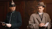 Das Verhältnis zwischen der Schutzpolizei und der Kriminalpolizei ist angespannt. Der "Schupo" (Dzintars Krumi?s) und Kriminalkommissar Fritz Kiehl (Christian Clauß) haben unterschiedliche Ansichten vom Tathergang.