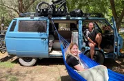 Lucie (li.) und Dennis (re.) mit ihrem babyblauen T3 namens Harry auf dem Campingplatz Chania.