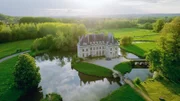 Ein Schloss im magischen Wald von Compiègne.