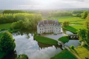 Ein Schloss im magischen Wald von Compiègne