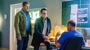 Strahl (Christoph Tomanek, r.) hat überraschende Erkenntnisse. Finn (Sven Martinek, l.) und Lars (Ingo Naujoks, 2.v.l.) sind gezwungen in den eigenen Reihen zu ermitteln.