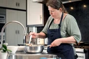 Auf und davon Ein Jahr danach Für ihre Gäste kocht Barbara Hasenböhler immer ein mehrgängiges Menu. 2024