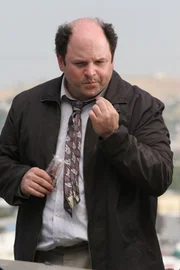 Der Privatdetektiv Marty Eels (Jason Alexander) hat noch skurrilere Ermittlungsmethoden als Monk. Eels kriminalistische Methoden umfassen das Schnuppern an Hundekot, das Probieren der geschmacklichen Noten von Straßendreck und einige andere abstruse Dinge, die Monk bald an seinem Verstand zweifeln lassen.