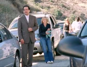 Monk (Tony Shalhoub) und Natalie (Traylor Howard) sitzen im Stau fest. Doch irgendetwas stimmt nicht mit dem Unfall, der den Stau verursacht hat. Monk vermutet schnell einen Mord dahinter...  +++ Die Verwendung des sendungsbezogenen Materials ist nur mit dem Hinweis und Verlinkung auf RTL+ gestattet. +++
