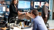Detective Olivia Benson (Mariska Hargitay) übergibt ihrem Kollegen Elliot Stabler (Christopher Meloni) die neuesten Informationen. Sie ermitteln an der Hudson University, an der eine junge Frau vergewaltigt wurde.