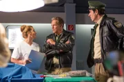 Dr. Anja Licht (Karin Thaler, l.) hat interressante Neuigkeiten für Hubert (Christian Tamitz, M.) und Staller (Helmfried von Lüttichau, r.).