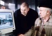 Kommissar Freddy Schenk (Dietmar Bär, links) im Gewissenskonflikt: Er muß das Leben seines Onkels Richard (Traugott Buhre) verteidigen, doch schützt er damit einen Kriegsverbrecher?