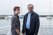 Sven (Nick J. Schuck) bekommt Besuch von seinem Vater Johannes Christensen (Rainer Bock).