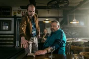 Dragan Vujic als Pirmin, Laurent Chevrier als Biffiger gibt dem Polizeichef einen entscheidenden Hinweis.
