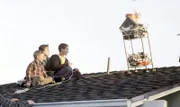 Dewey (Erik Per Sullivan, li.), Malcolm (Frankie Muniz, mi.) und Reese (Justin Berfield) bereiten ihren nächsten Streich vor.