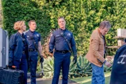 Evan 'Buck' Buckley (Oliver Stark, 2.v.l.), Bobby Nash (Peter Krause, 3.v.l.)