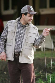 Da er als Kronzeuge in einem Mafiaprozess geschützt werden muss, wird Monk (Tony Shalhoub) vom FBI in eine entlegene Waldhütte verfrachtet. Doch das Leben in der Natur verlangt ihm eine Menge ab...