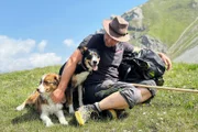 Rendez-vous im Park Staffel 2 Folge 5 Naturpark Biosfera Val Müstair Im Val Müstair leben Bären und neu auch eine Wolfsfamilie. Daher bewacht ein professioneller Hirte die Schafe und Ziegen mit seinen Treib- und Schutzhunden auf der Alp. 2023  Copyright: SRF
