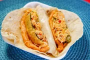 „Chiles Rellenos“, eine gefüllte Jalapeno, die frittiert und in einer Tortilla serviert wird, von einem Imbissstand in der Stadt Xalapa im mexikanischen Bundesstaat Veracruz.