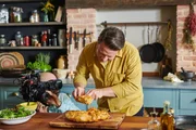 Jamie Oliver schneidet sein Gericht an.
