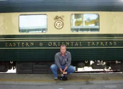 SF-Reporter Mitja Rietbrock vor dem Eastern and Oriental Express.