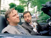 15 Uhr im Ersten. Das ist Nachbarschaftshilfe: Rechtsmediziner Prof. Karl-Friedrich Boerne (Jan Josef Liefers) fährt den am Fuß lädierten Kommissar Frank Thiel (Axel Prahl) mit dem Auto zur Arbeit.