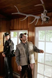Deputy Coby (Dylan Kussman, l.), der den Mord an der Frau in der Waldhütte untersucht, kann sich über Monks (Tony Shalhoub) seltsames Verhalten nur wundern...