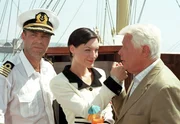 Kapitän Klaus Berger (Peter Kremer, links) zeigt Weinbau-Millionär Karl von Hainburg (Peter Weck) und seiner launischen Gattin Susan (Marion Mitterhammer) das Schiff.