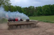 Panzerfahrt einer Junggesellengruppe in der Nähe von Prag mit der Agentur Piss-Up.