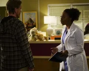 Stephanie (Jerrika Hinton, r.) kann nicht verstehen, dass David Fisher (Matthew Alan, l.) keine Behandlungen für seinen kranken Sohn haben möchte und lässt ihn das auch spüren ...