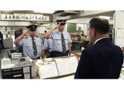 SF Spezial: Fernweh Zug um Zug Folge 5 Morgenappell: Makoto Misonou steht mit einem Kollegen vor dem diensthabenden Offizier stramm. (Copyright SRF/Beat Häner)