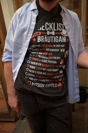 Junggeselle mit einem bedrucktem T-Shirt - Checkliste für den Bräutigam.