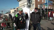 Michael (li.) und Lothar (re.) lassen sich Rostock zeigen